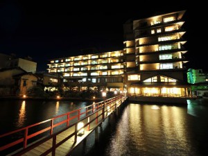 外観:桟橋から望湖楼 夜 ライトアップ(よこ)